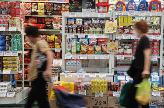 24일 서울 시내 전통시장에서 시민들이 장을 보고 있다. 한국은행에 따르면 6월 생산자물가지수(잠정)는 올해 1월 이후 여섯 달 연속 상승세다. <연합뉴스>